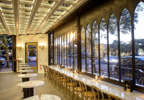 Kafe dengan desain Rococo, lengkungan dan hiasan indah di setiap sudutnya